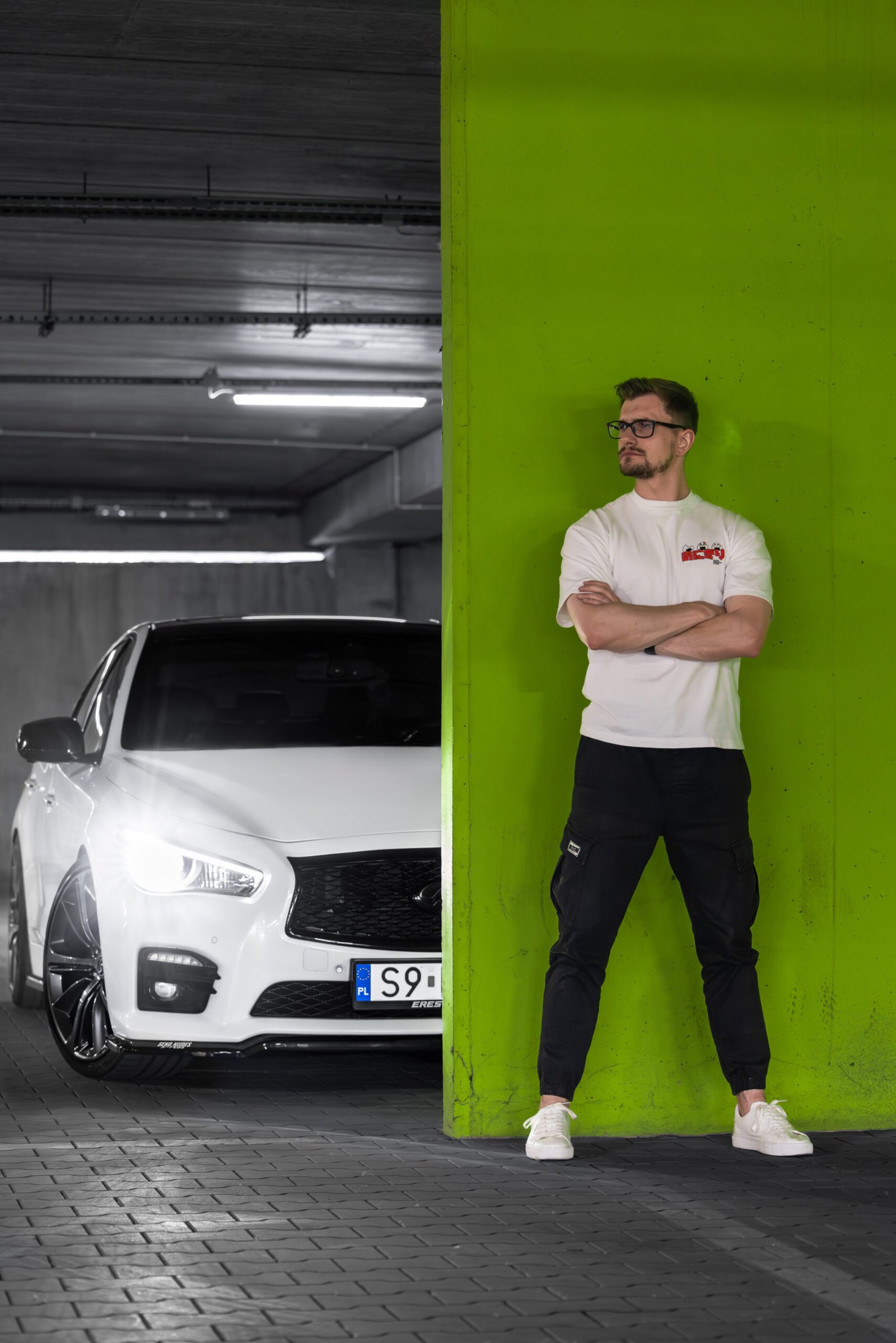 Infiniti Q50 Red Sport 400HP tył strzałka praking ściana kierowca model